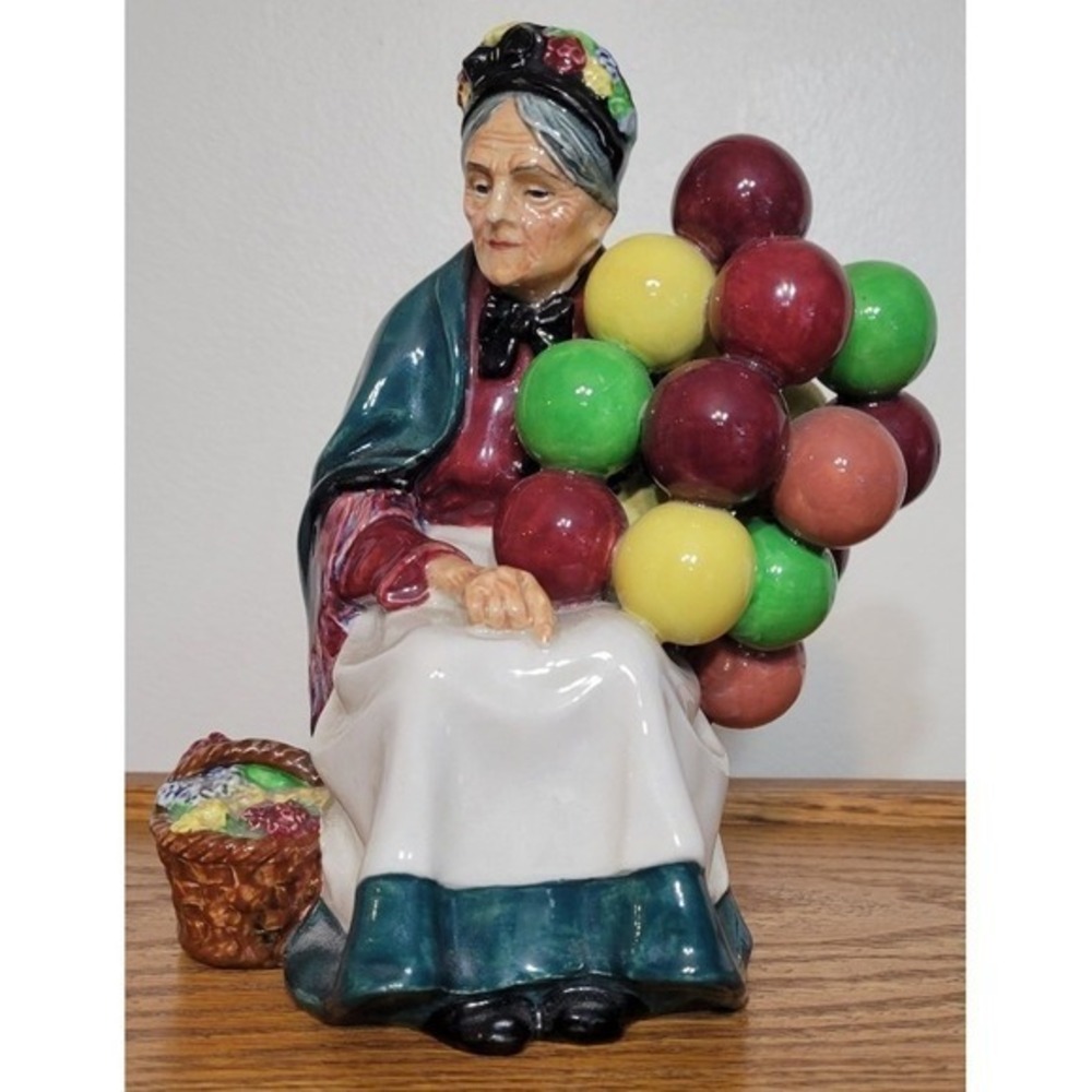 Balloon Seller Figurine HN1315 Vintage Porcelain Bone China Royal Doulton